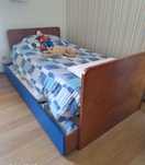 Cama individual com gavetão e mesa de cabeceira