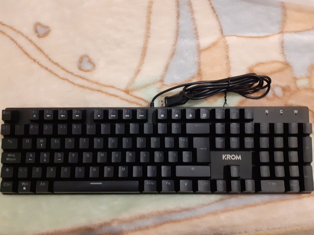 Vendo teclado gamer semi-mecânico