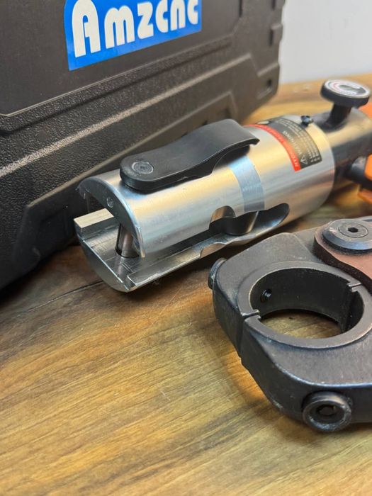 Гідравлічний інструмент для обтискання кабелів