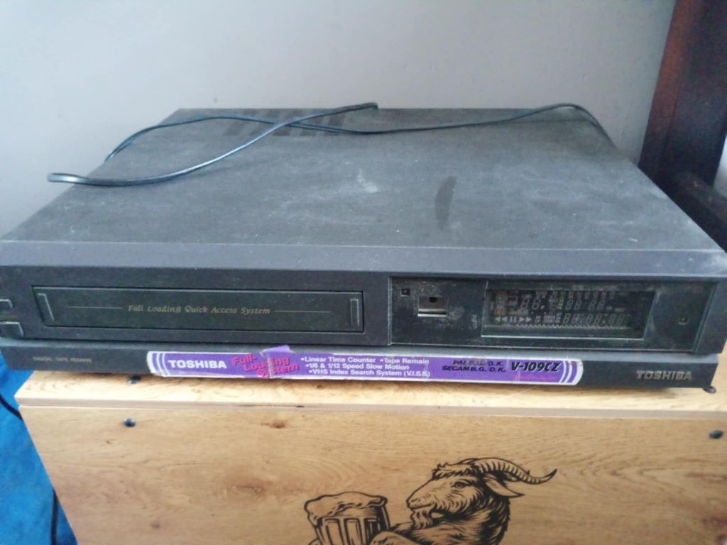 Magnetowid Toshiba V-109CZ – uszkodzony, nie włącza się

Opis:

Na spr