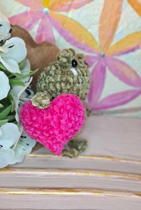 Prezent na walentynki żabka na szydełku walentynka amigurumi