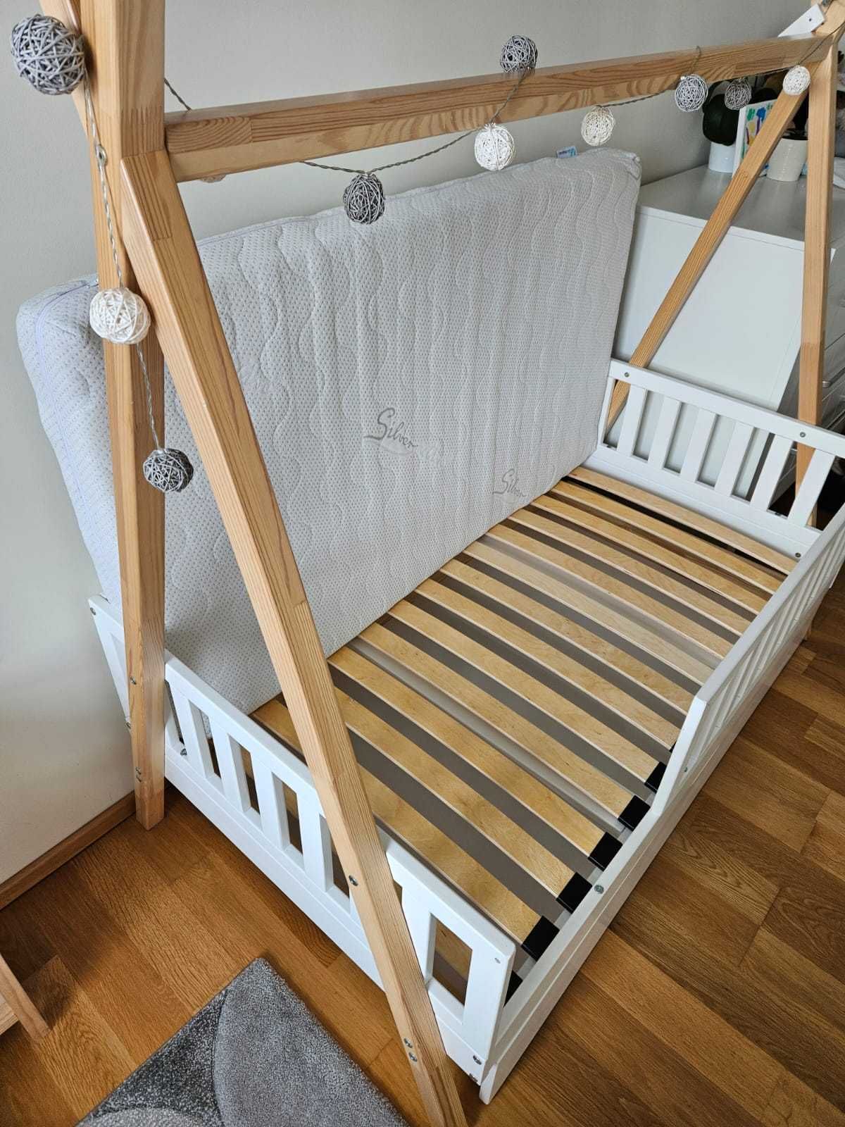 Łóżeczko Tipi z barierką, szyfladą firmy Luletto i materacem