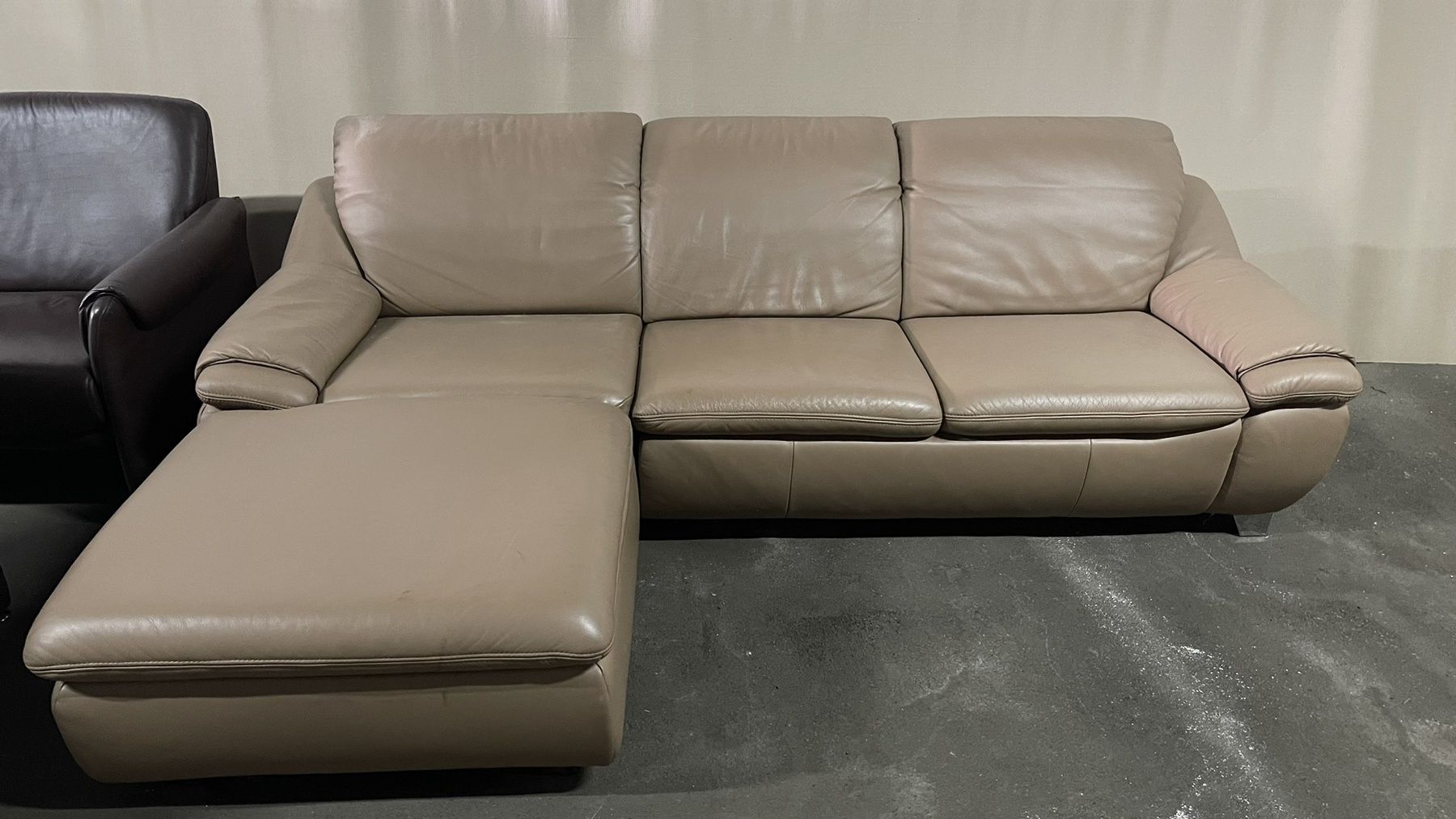 Кожаный угловой  бежевый диван. Германия. Б/у