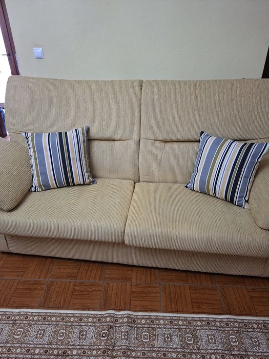 Um Sofá está muito Bom e Fixe.