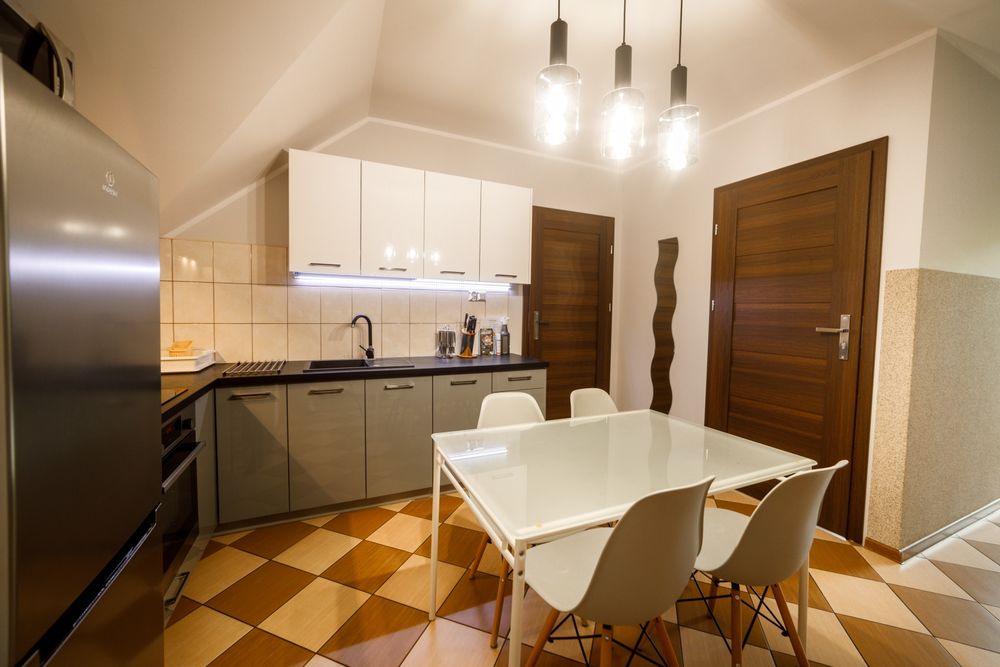 Pokoje z łazienkami i wyposażoną kuchnią w Chmielnie