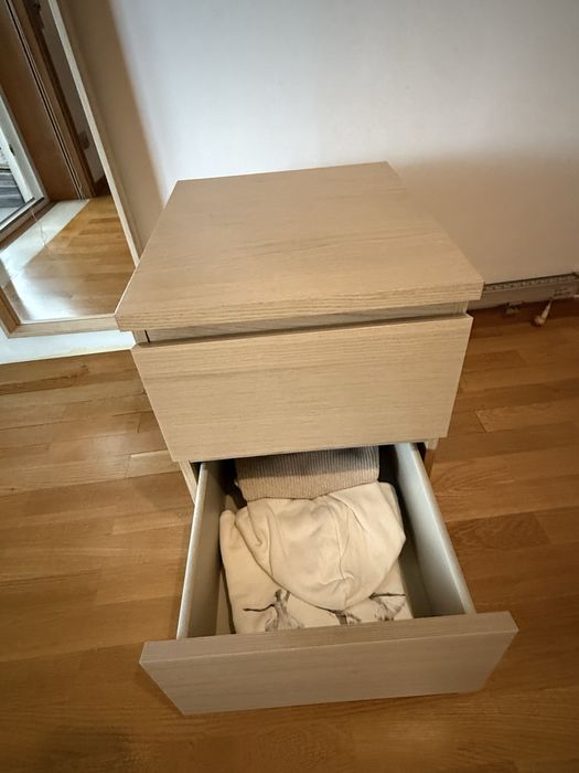 Espelho de parede e mesinha de cabeceira Ikea