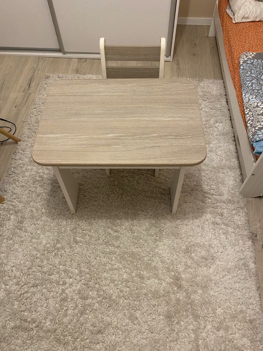 Stolik Dziecięcy .