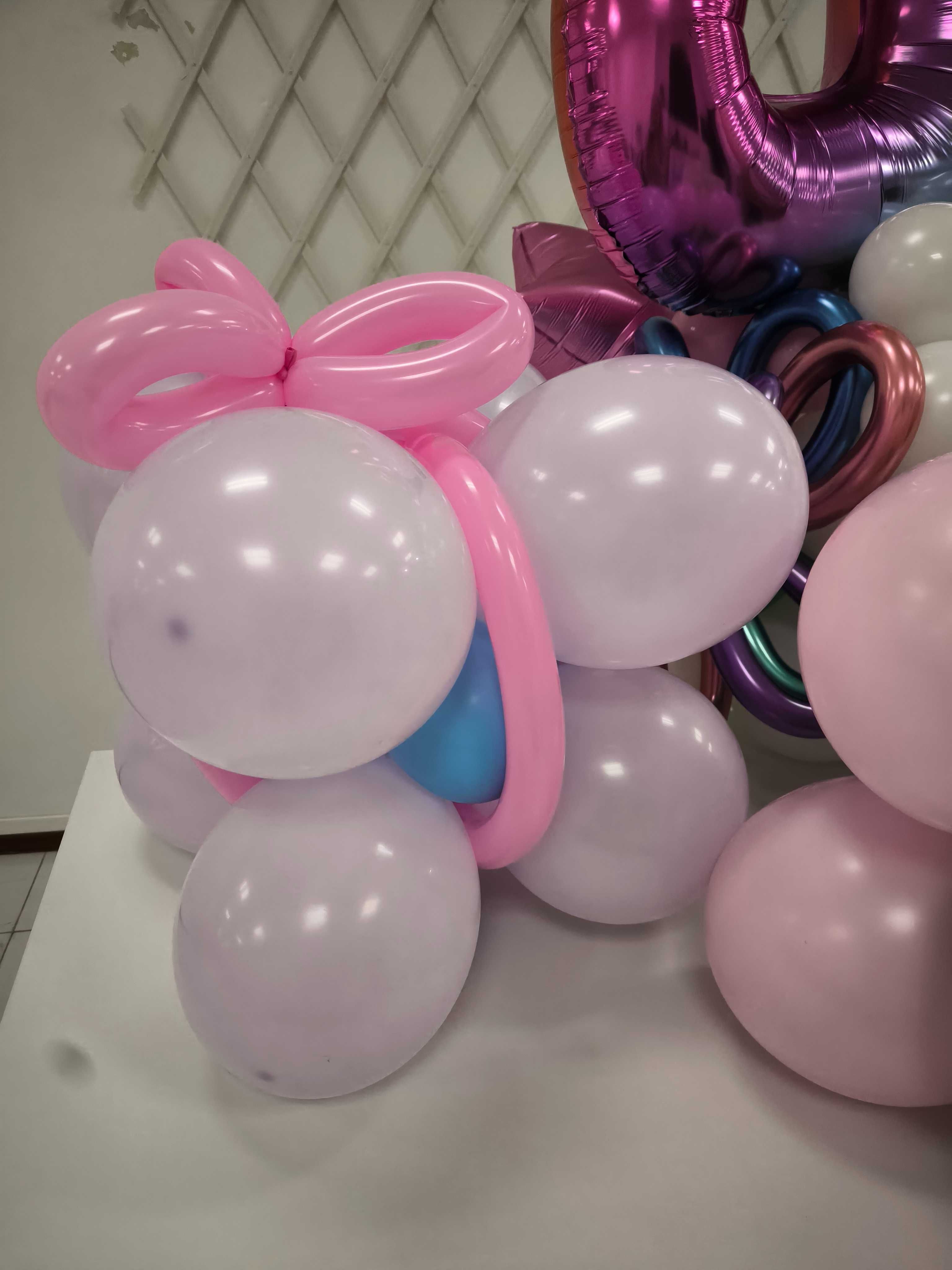 Balões coloridos com flores enchidos em molhos