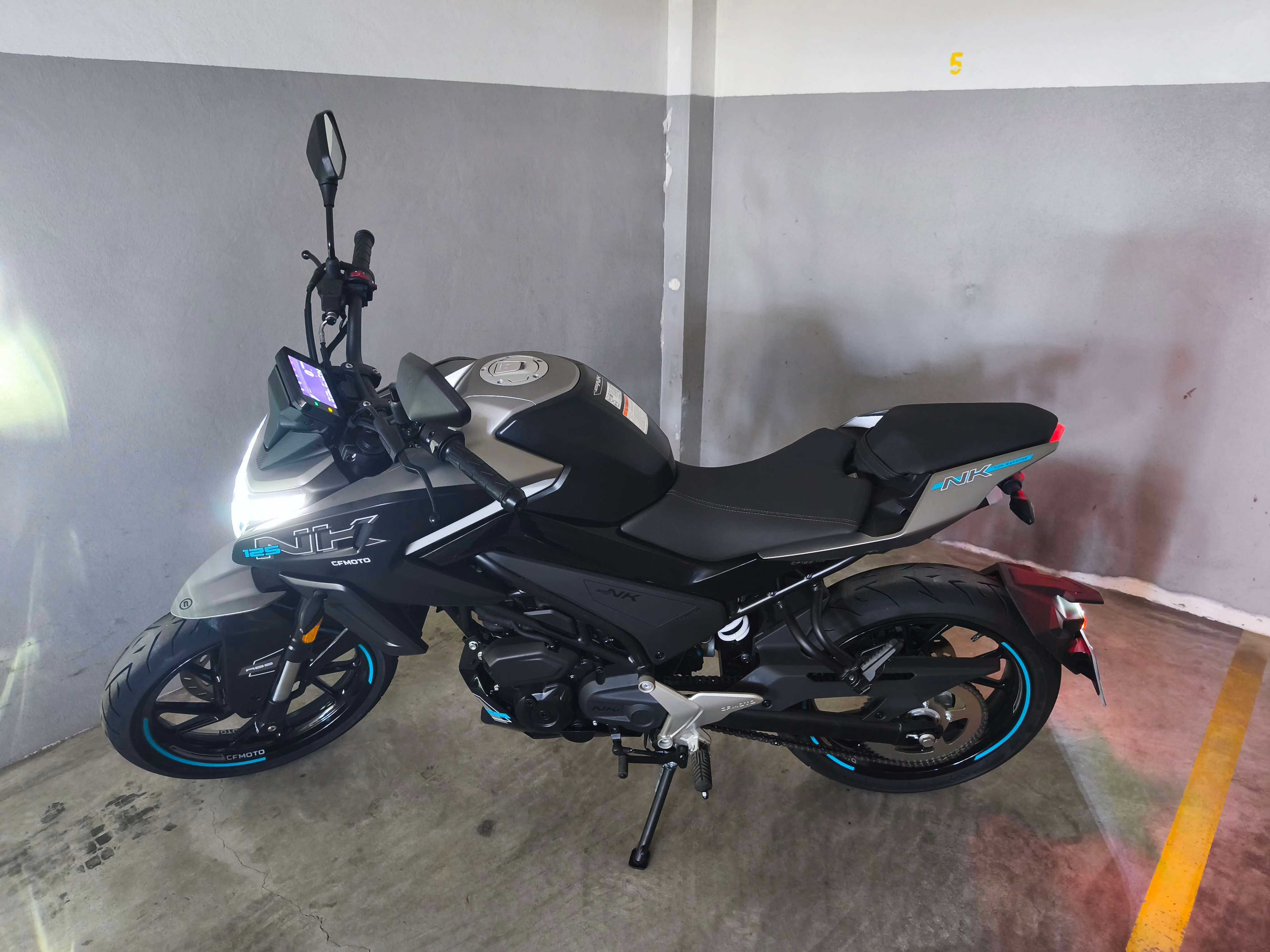 Vendo CF Moto 125 NK como nova (127 km apenas)
