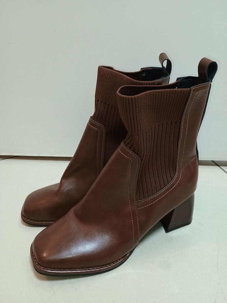 Botki wysokie carmel r 39 25,5 cm beż brąz na obcasie ze skarpetą
