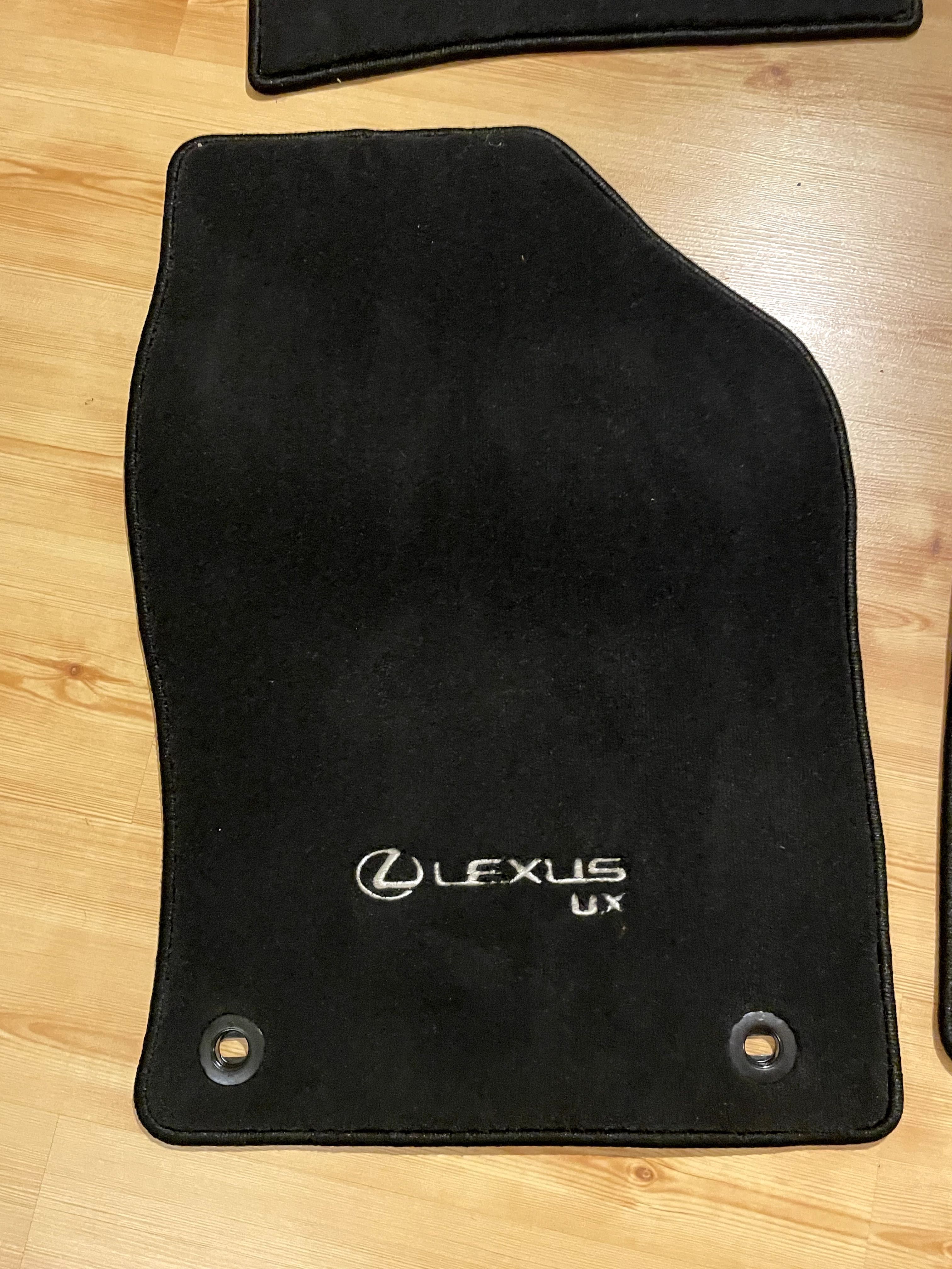 Nowe dywaniki welurowe do Lexusa UX