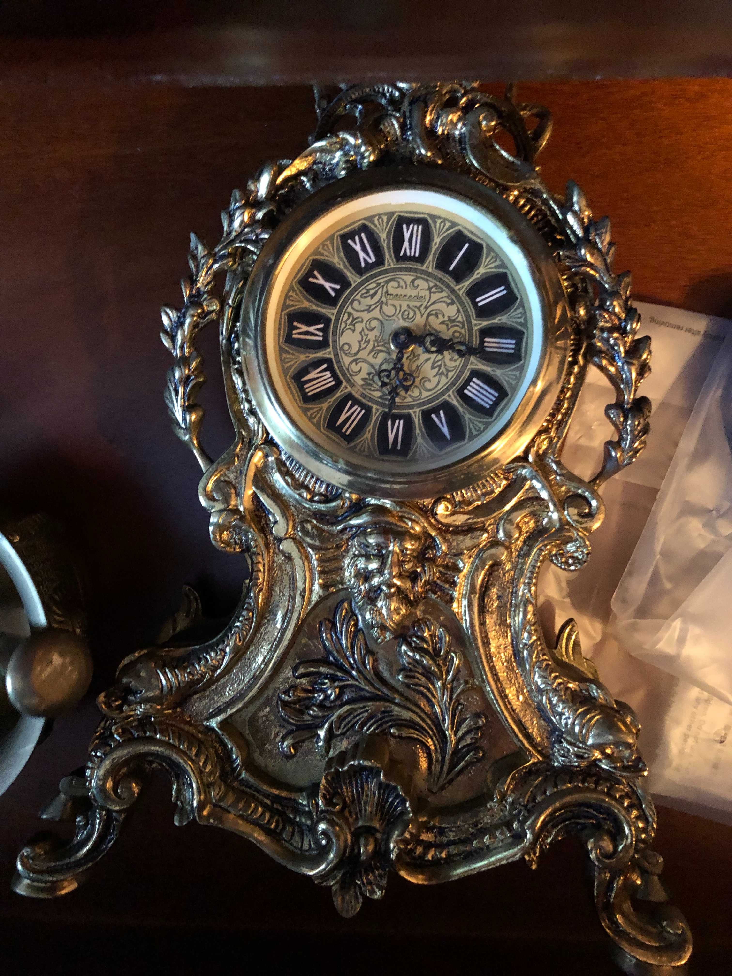 Relógio antigo em aço