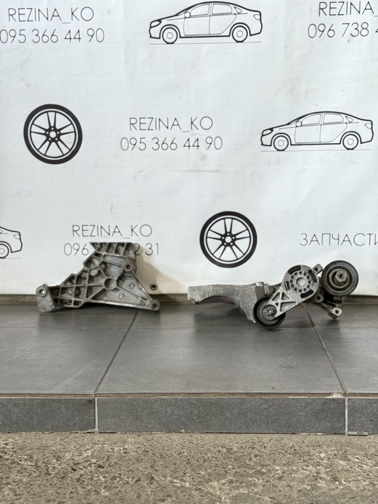 Кронштейн генератора,двигуна Volkswagen B6 2.0 TDI 2005-2010 р.