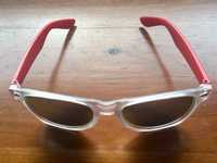Óculos de sol espelhados unissexo da marca Swatch.