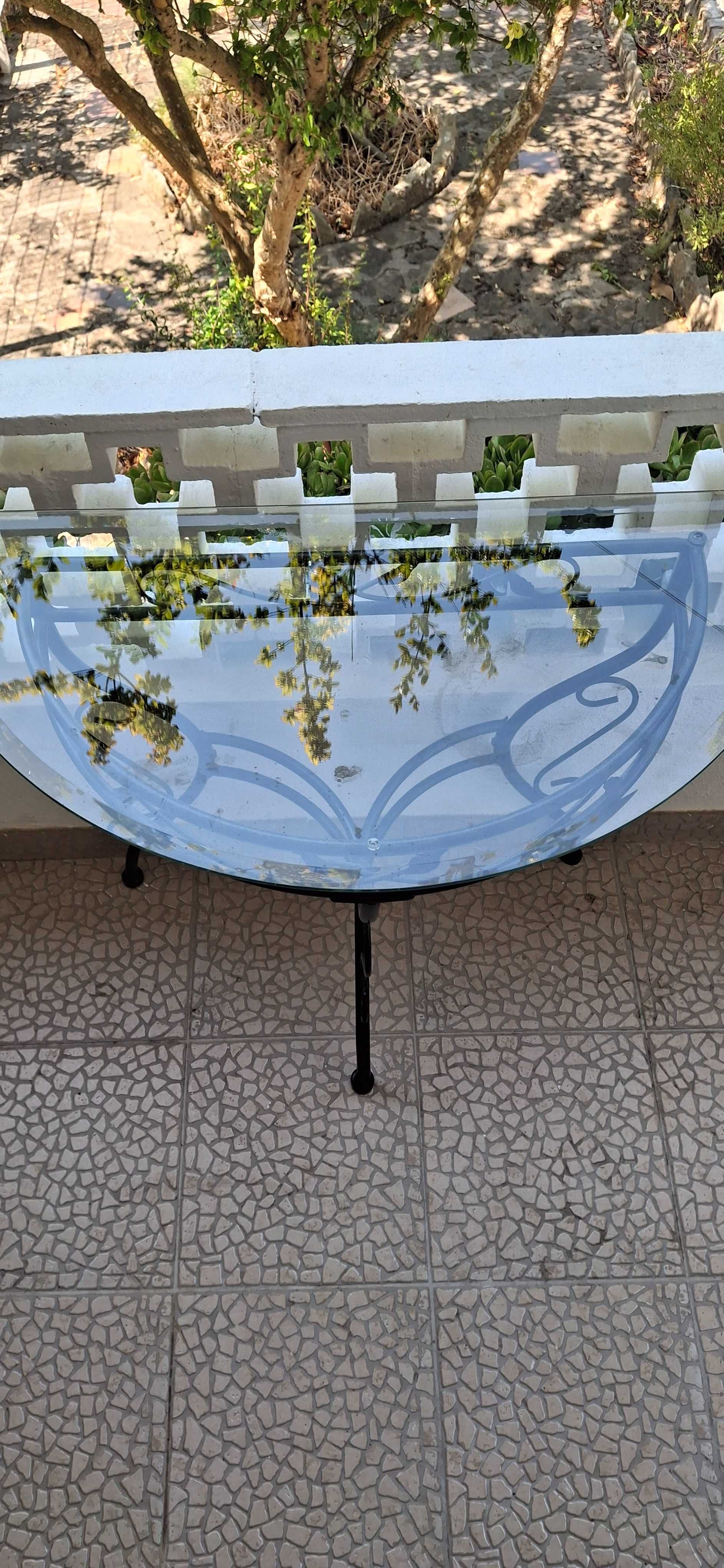 Mesa com tampo de vidro