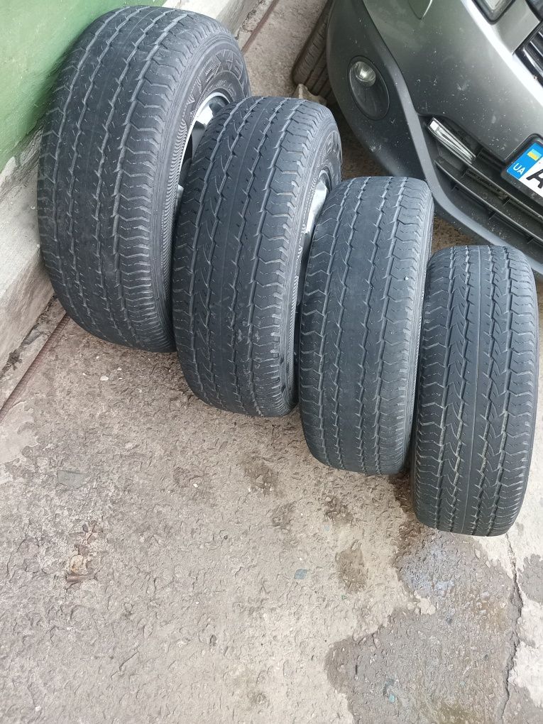 Продам снятые с джипа шины с алюминиевыми  дисками
