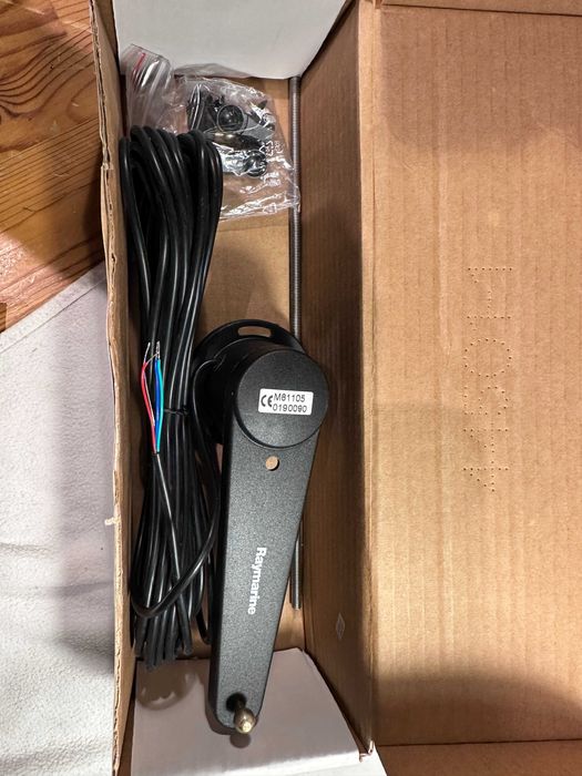 Przetwornik położenia steru RAYMARINE M81105