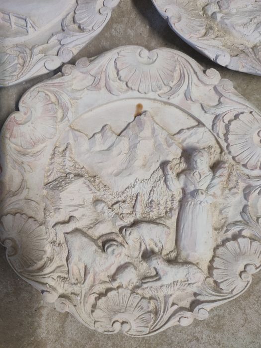 Conjunto de três quadros em gesso alusivos a paisagens suíças