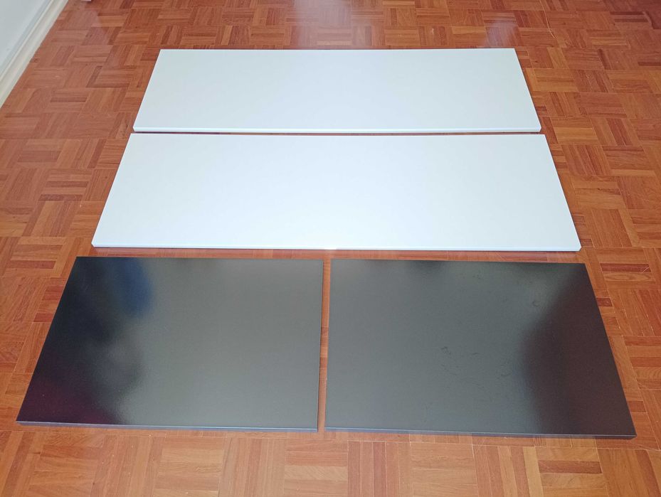 Prateleiras brancas e pretas, e poleias para cremalheira