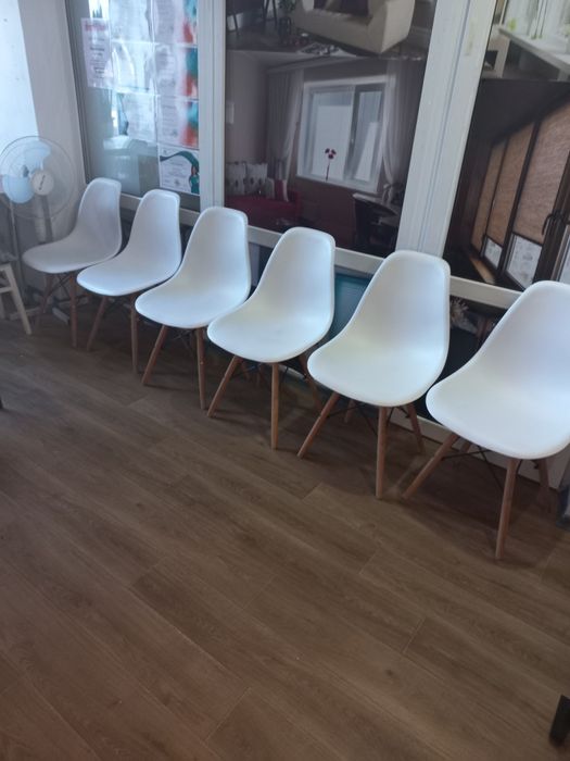 Стулья на деревянных ножках