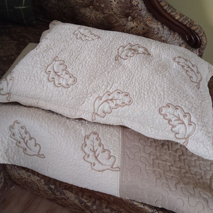 Покривало з подушками