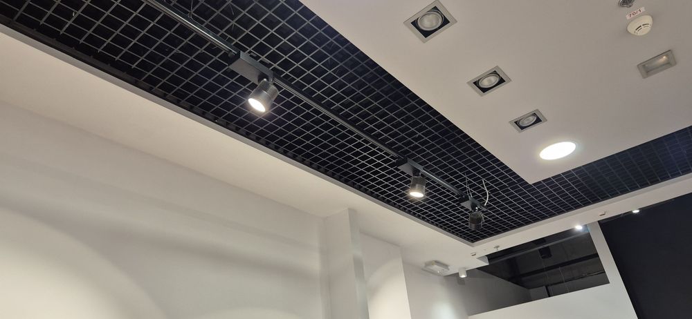 24 reflektory i 4 szyny do sklepu. Kolor czarny