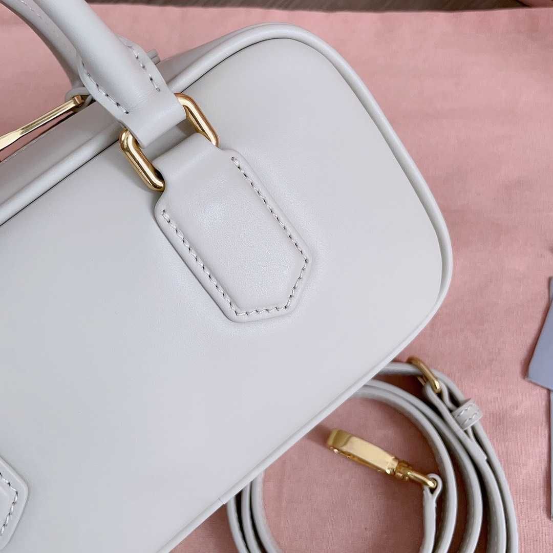 MiuMiu Biała Torebka 2025 - Luksusowy i Elegantny Design