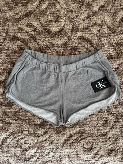 Оригінальні жіночі шорти Calvin Klein (L)