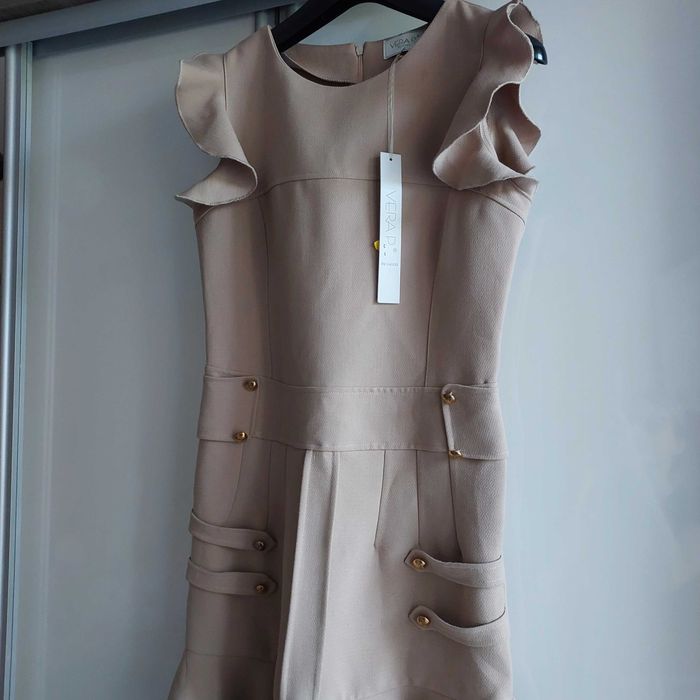 Nowa bezowa sukienka z guzikami