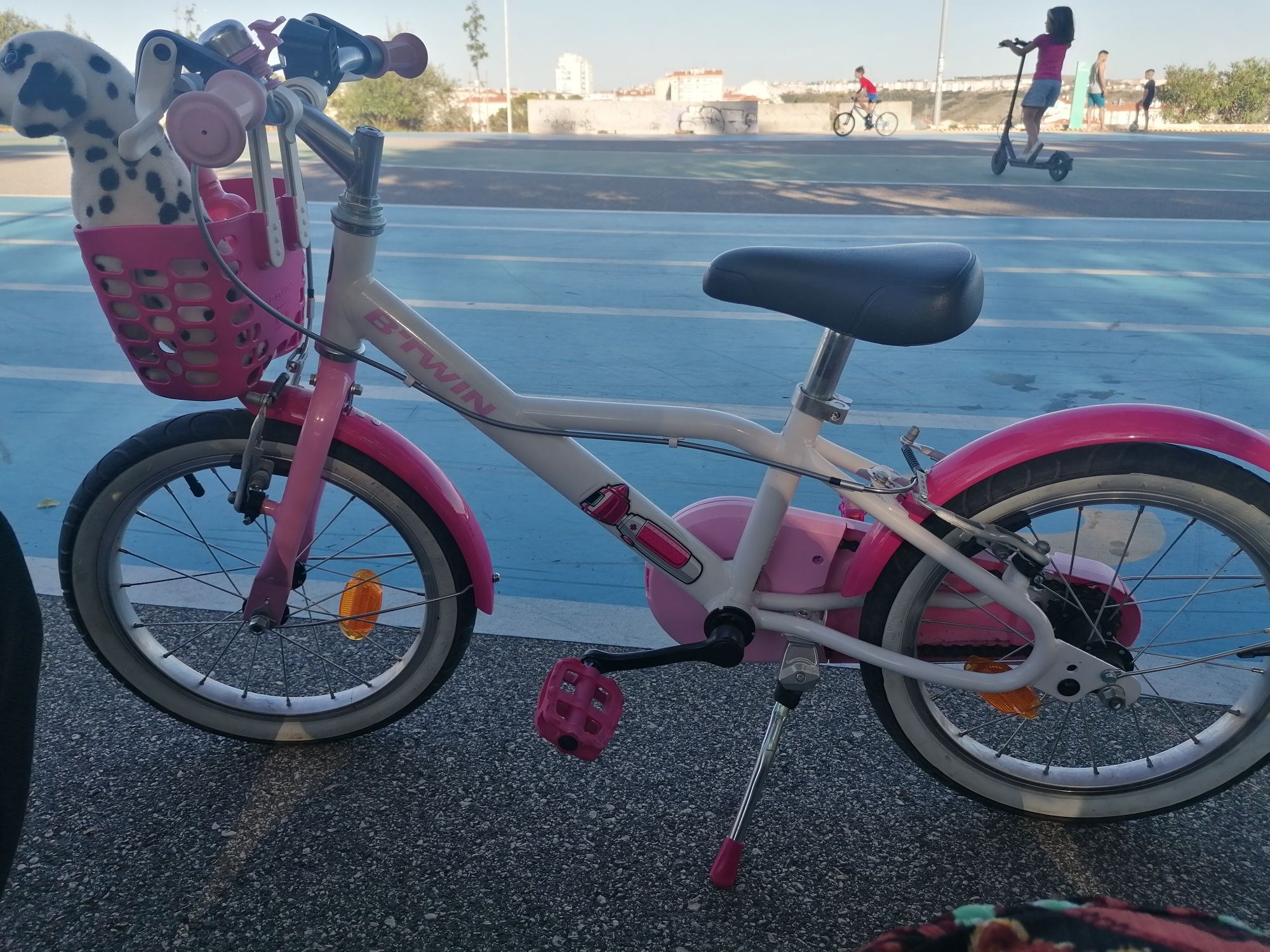 Bicicleta menina roda 16 (4-6 anos)- ODIVELAS