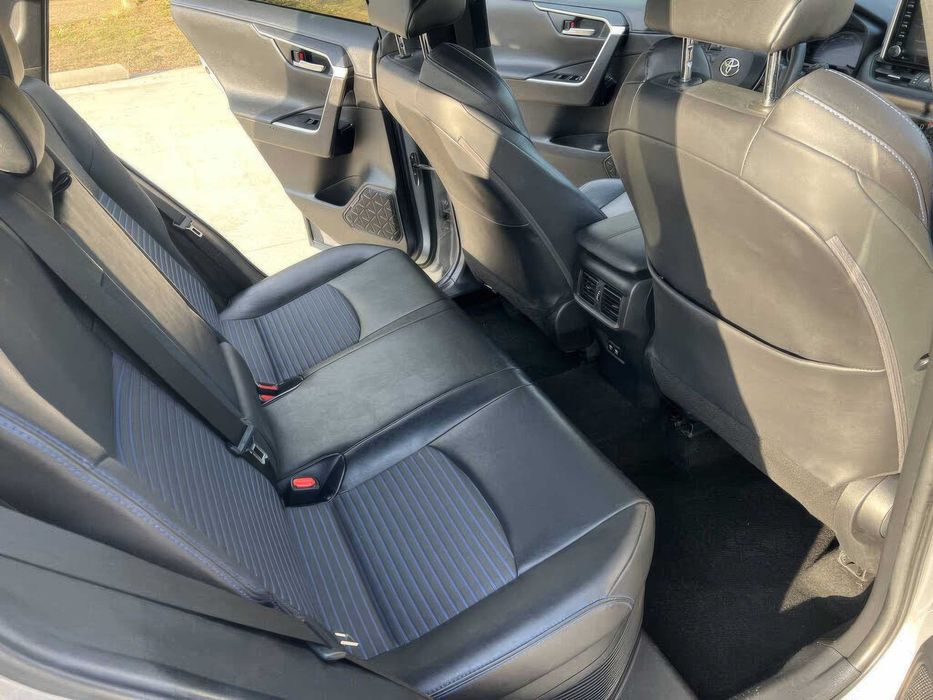 Toyota RAV4      2021