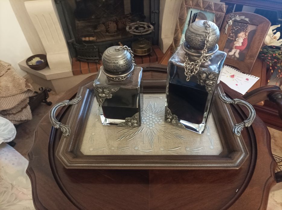 Garrafas decorativas em vidro e estanho