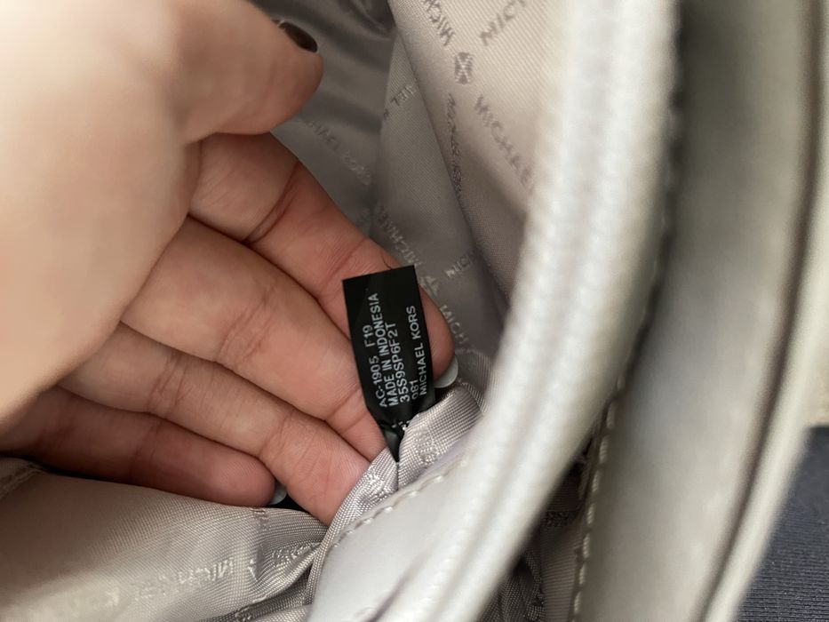 Mala de ombro Michael Kors cinza