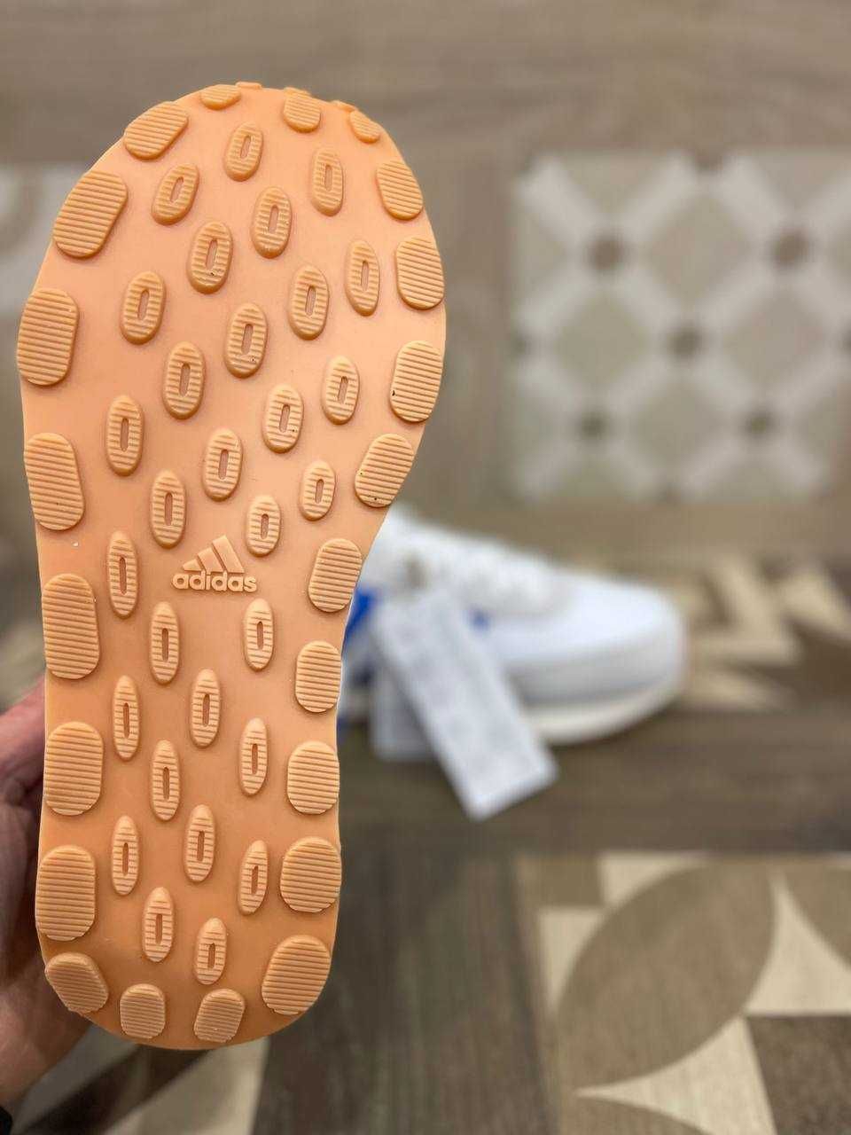Розпродаж! Нові кросівки Adidas (40 2/3)