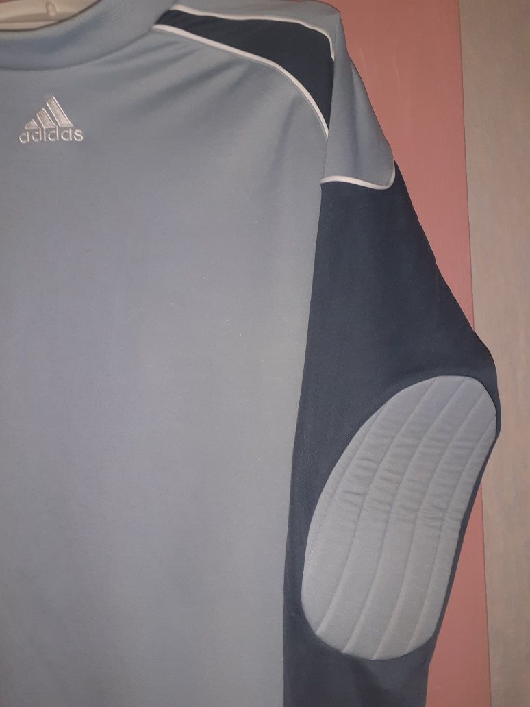 Продам вратарку футбольную Adidas.