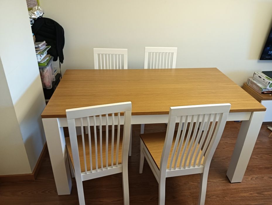 Mesa extensível+ 4 cadeiras