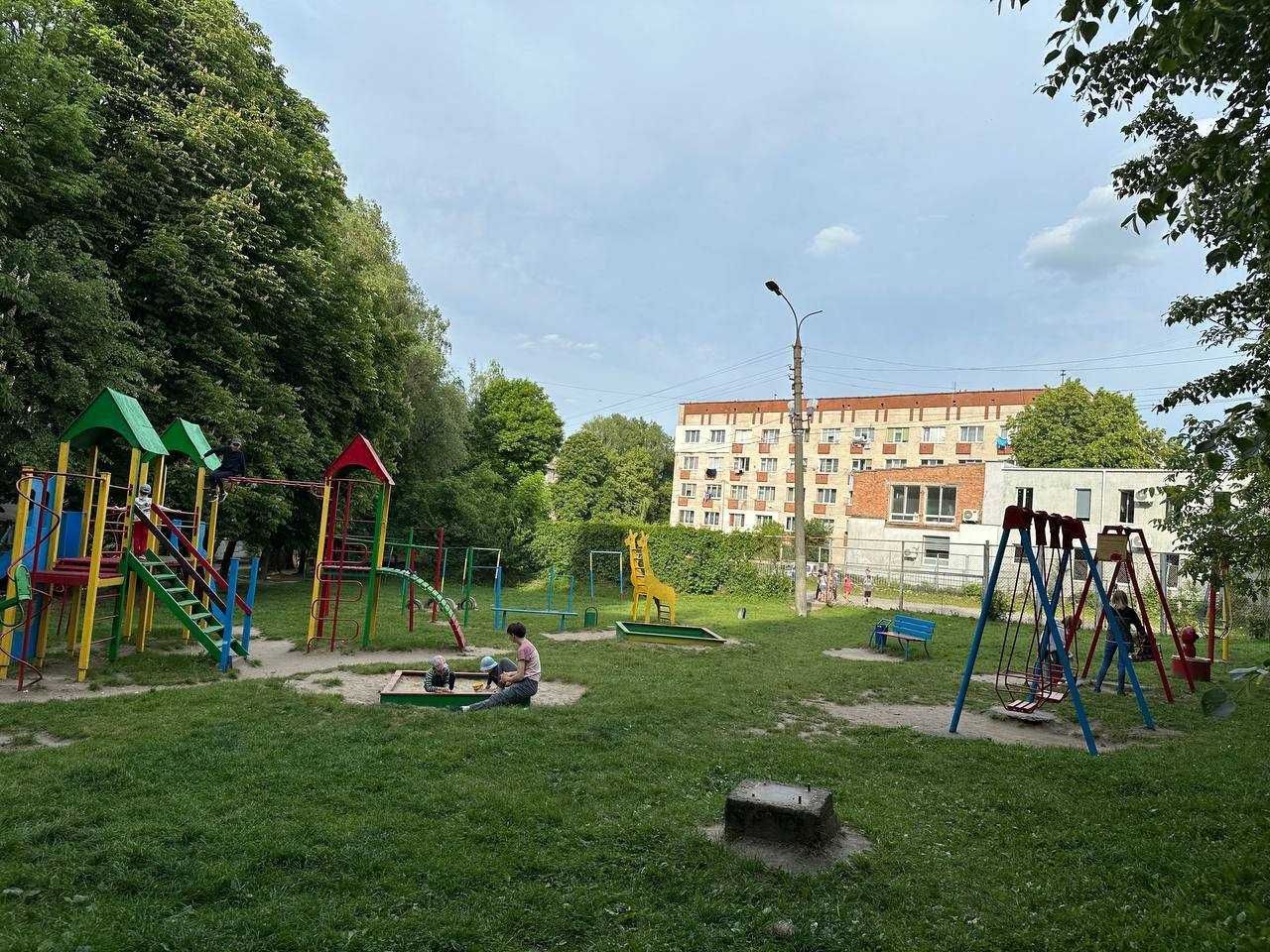 2к Інститутська,колонка, двостороння,не кутова, житловий стан,Балкон