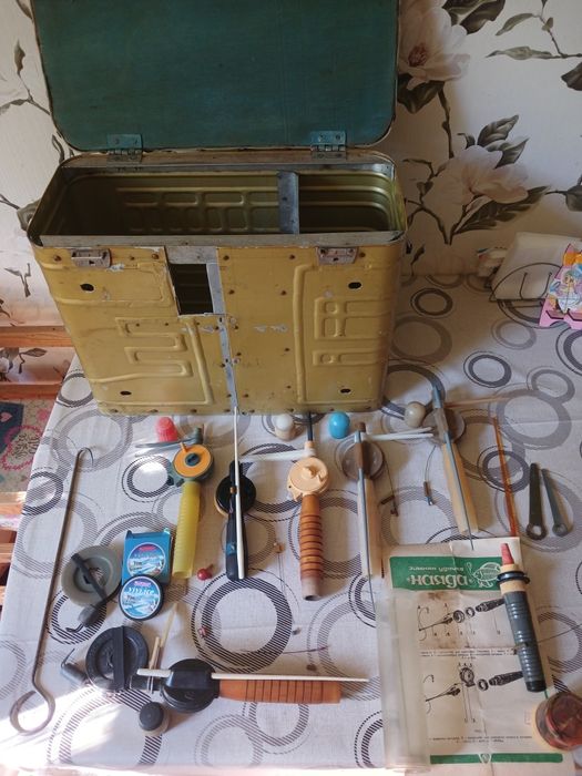 Рибацький ящик і удочки