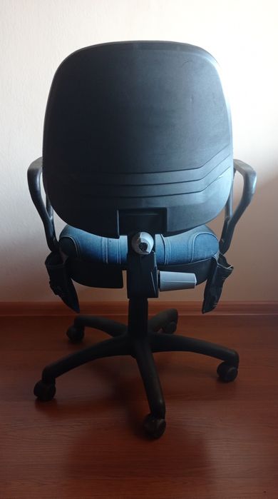 Продам офісні крісло в м.Хуст