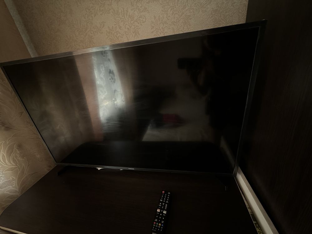 Телевизор  Samsung UE43T5300AUXUA,черная горизонтальная линия на экран