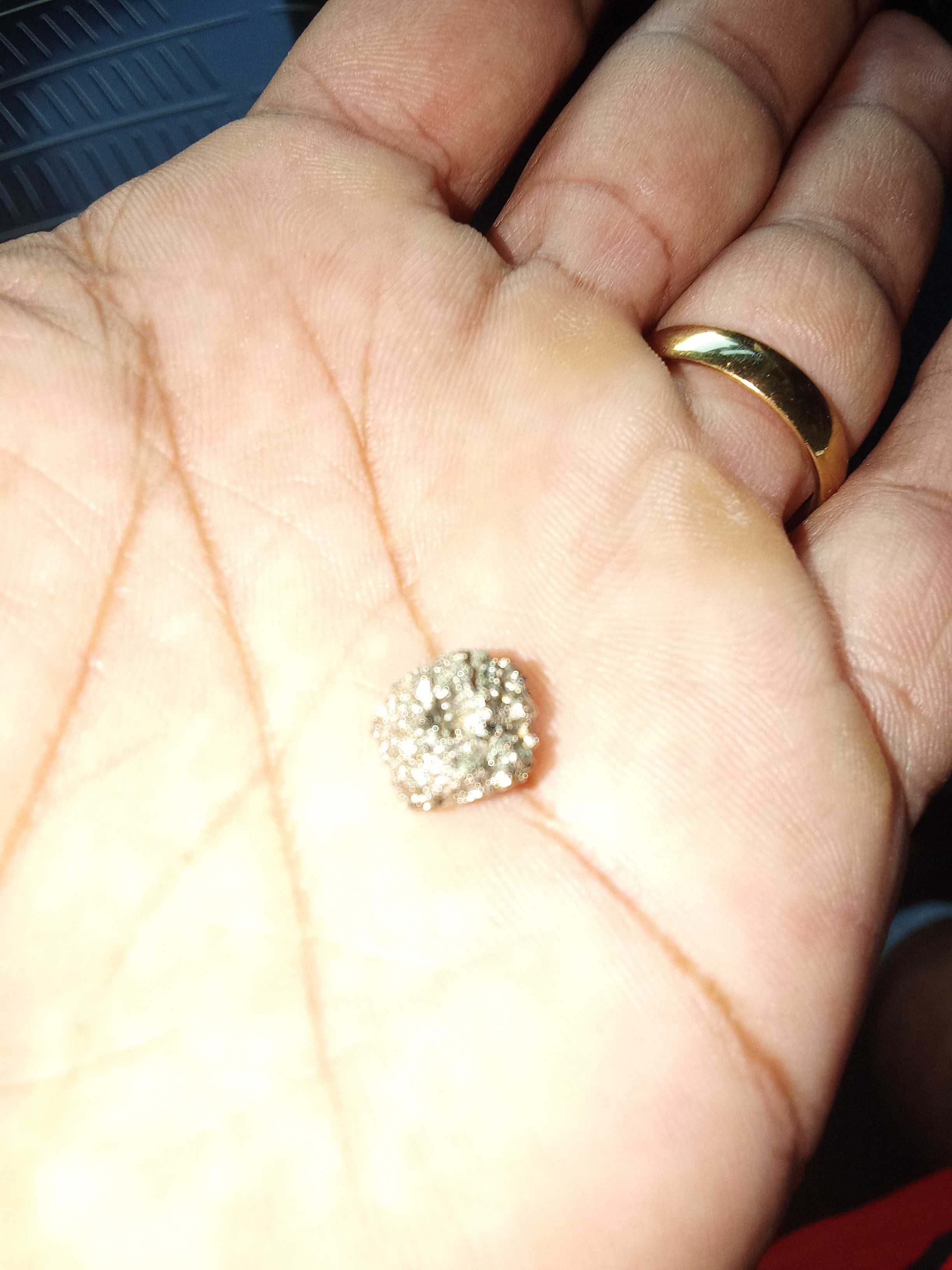 Vendo pedra não sei o certo quanto vale nem que pedra é