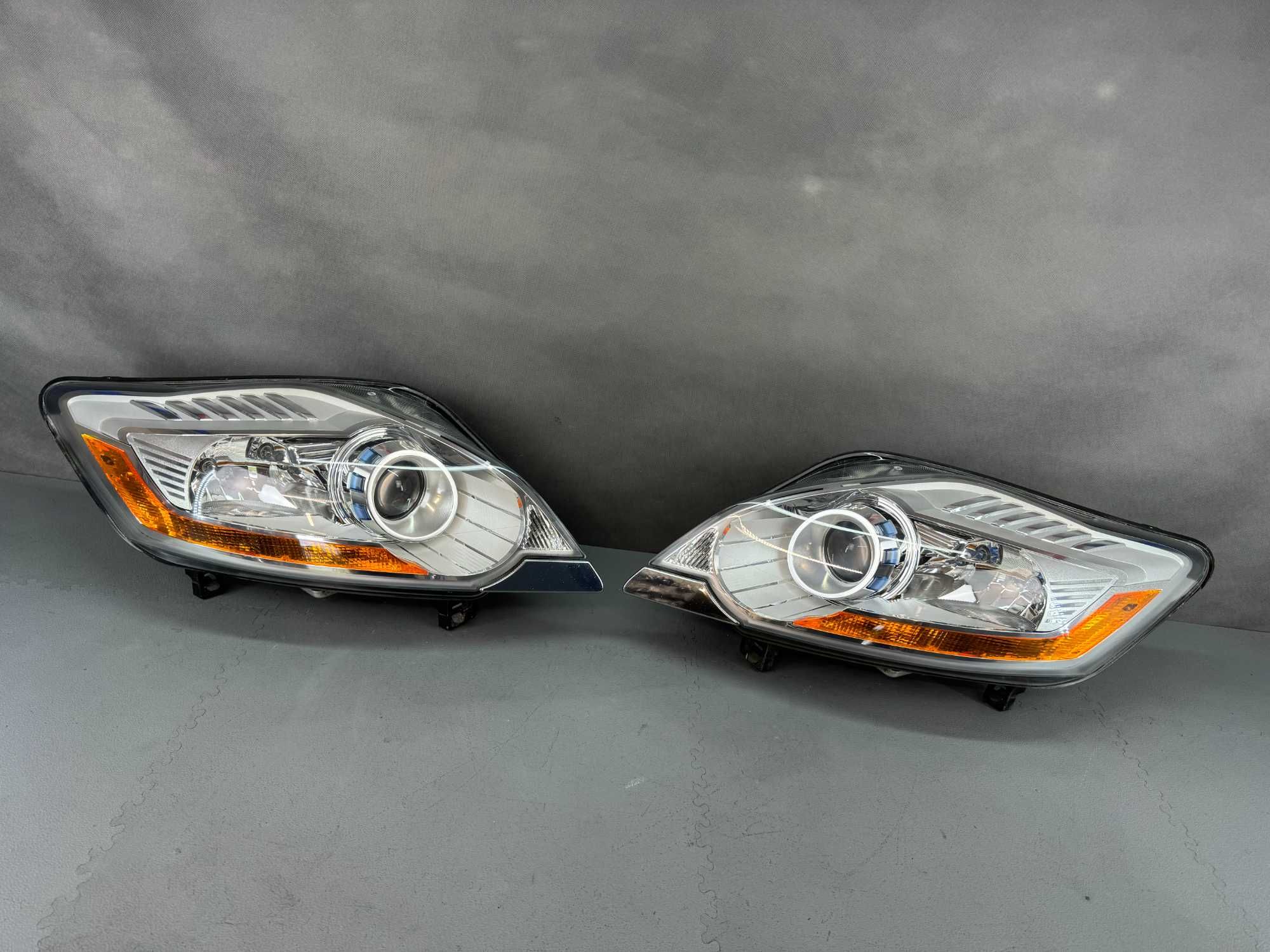 Ford KUGA MK1 08-13r. Lampy Przednie Bi-Xenon Lewa+Prawa Kompletne EU