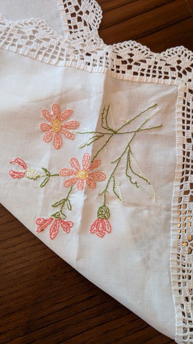 Centro de mesa em linho bordado e renda