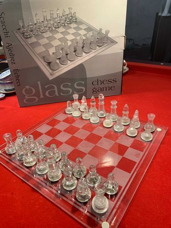 Jogo de Xadrez / Chess Game NOVO em caixa Tabuleiro e peças em vidro