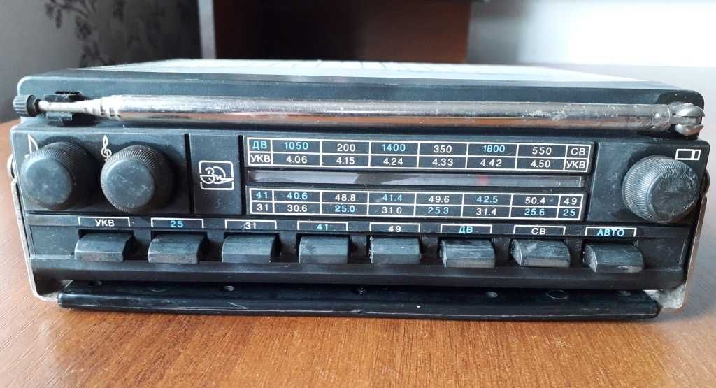 Продам радиоприемник УРАЛ-АВТО-2 производства СССР.