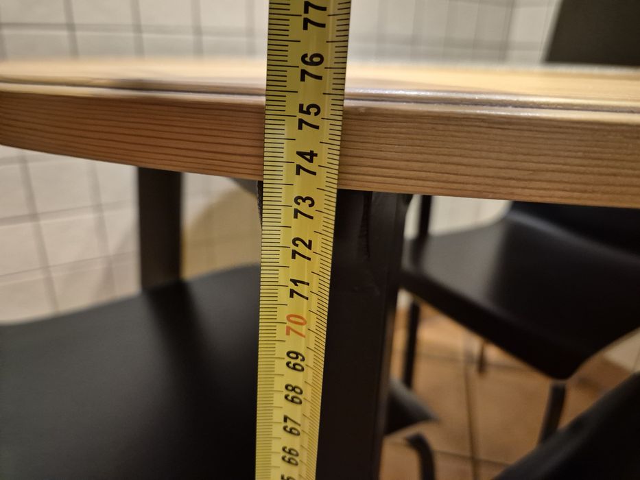 Stół kuchenny IKEA z trzema krzesłami