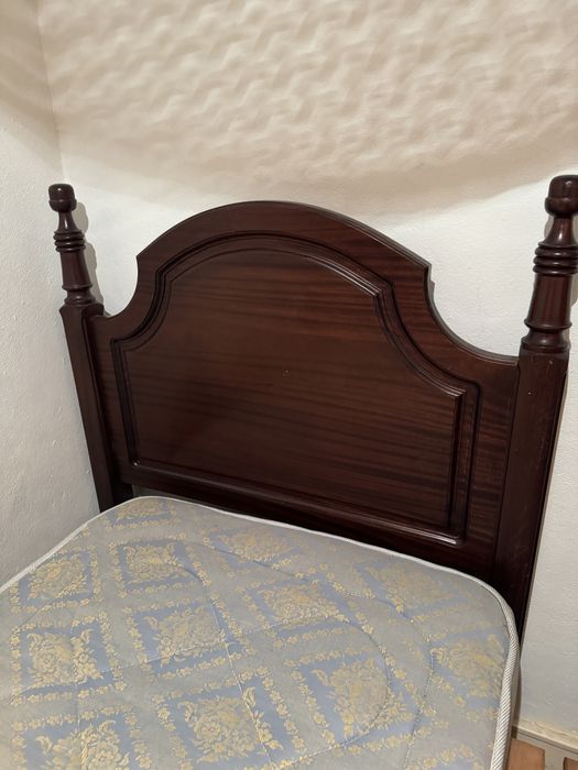 Cama individual de madeira maciça