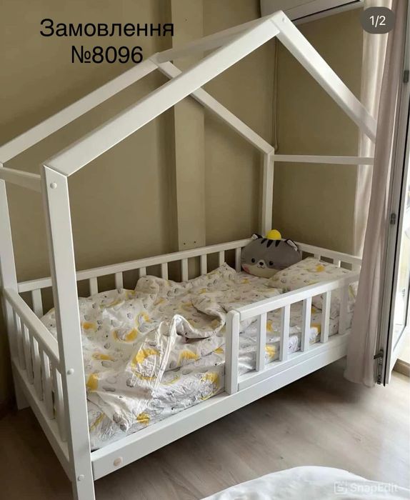 Ліжко дитяче з дерева будиночок