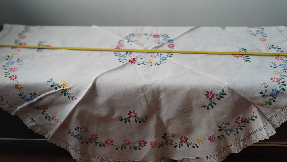 Obrus ręcznie haftowany na lnie okrągły