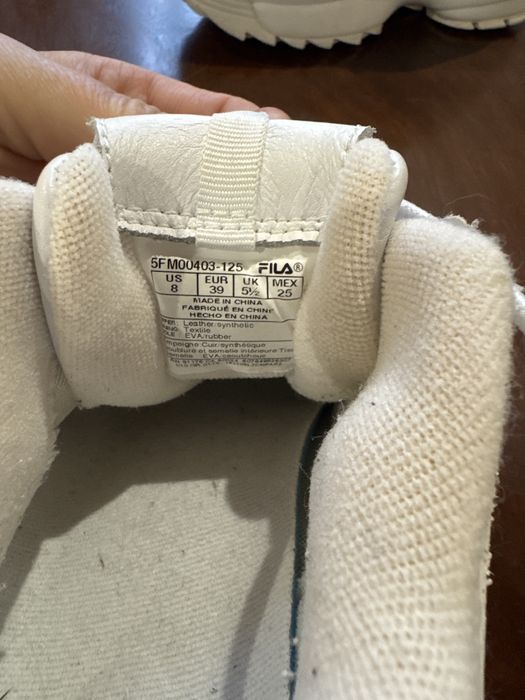 Кросівки білого кольору